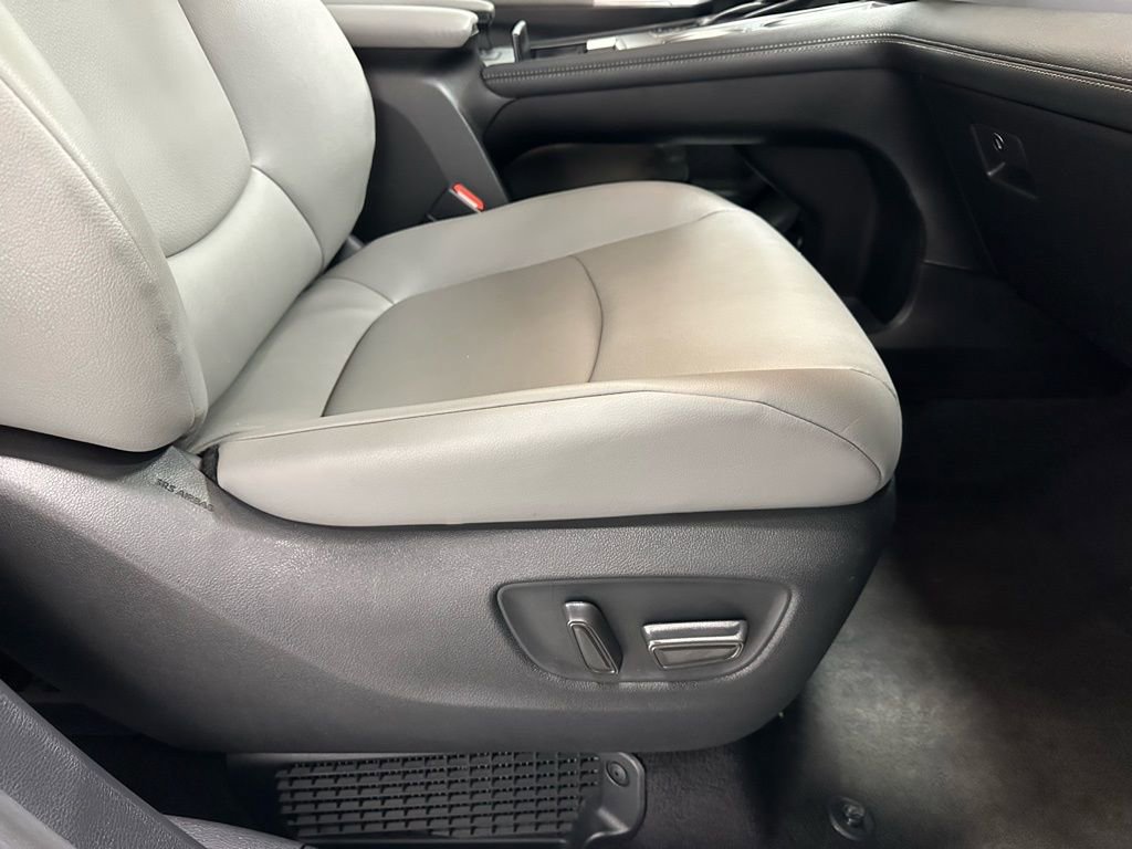 Used 2025 Toyota Sienna XLE image 63