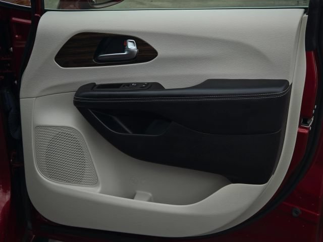 Used 2021 Chrysler Pacifica Limited FWD image 33