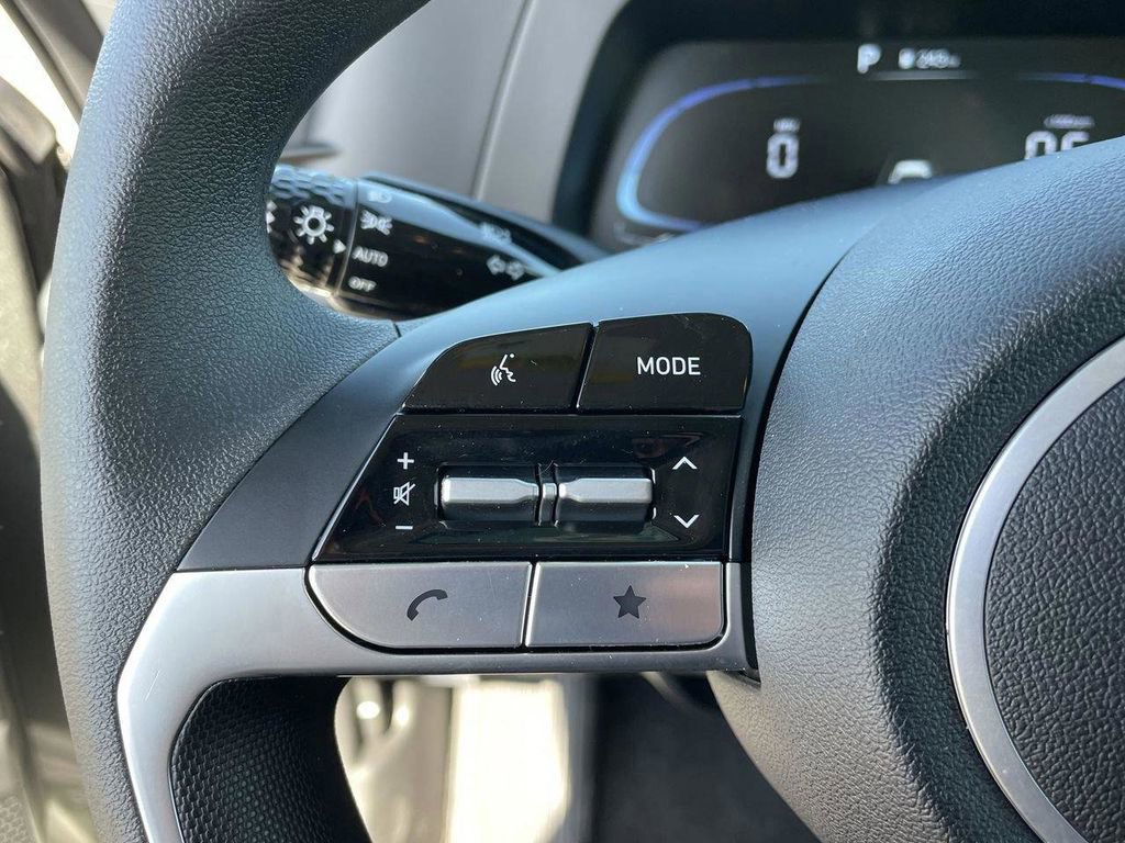 Certified 2024 Hyundai Elantra SE FWD image 28