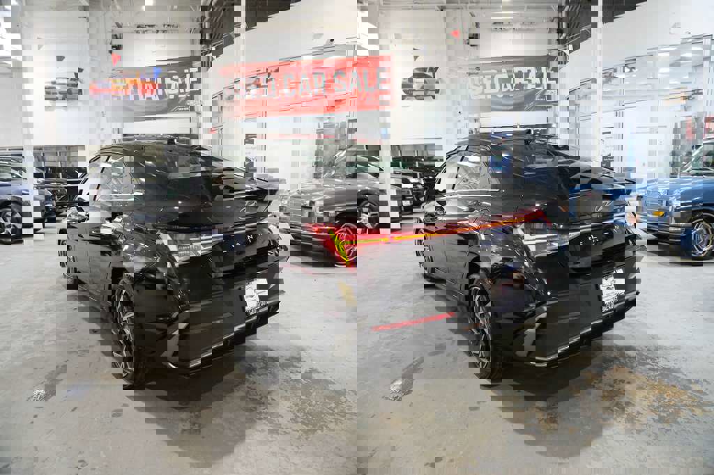 Used 2025 Hyundai Elantra SEL image 8