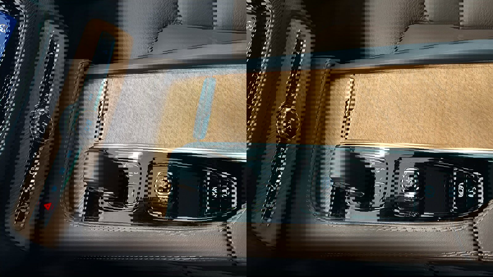 Used 2024 Volvo XC90 B6 Plus w/ Protection Package Premier image 19