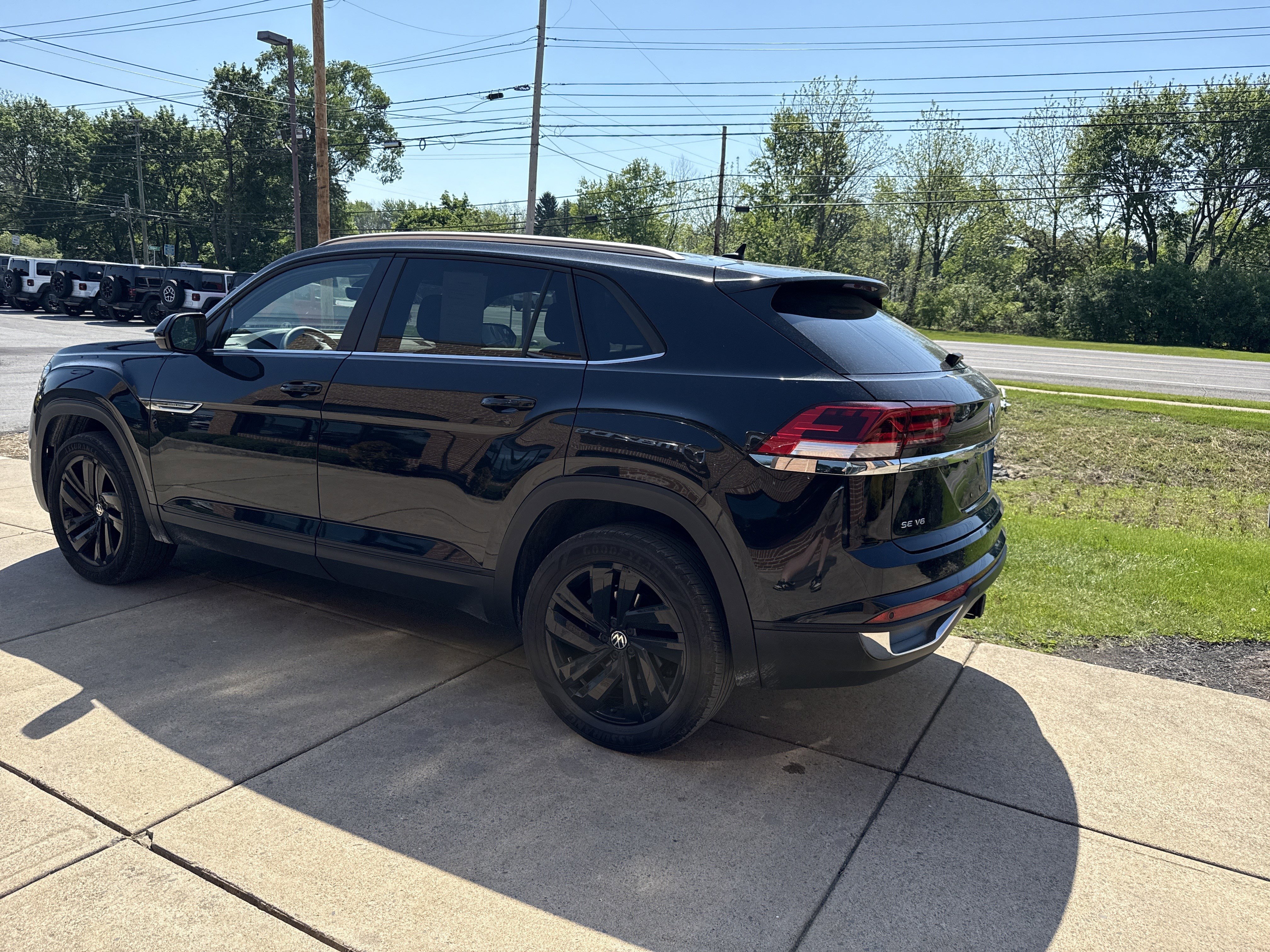 Used 2023 Volkswagen Atlas Cross Sport SE w/ Black Wheel Package AWD/4WD image 5