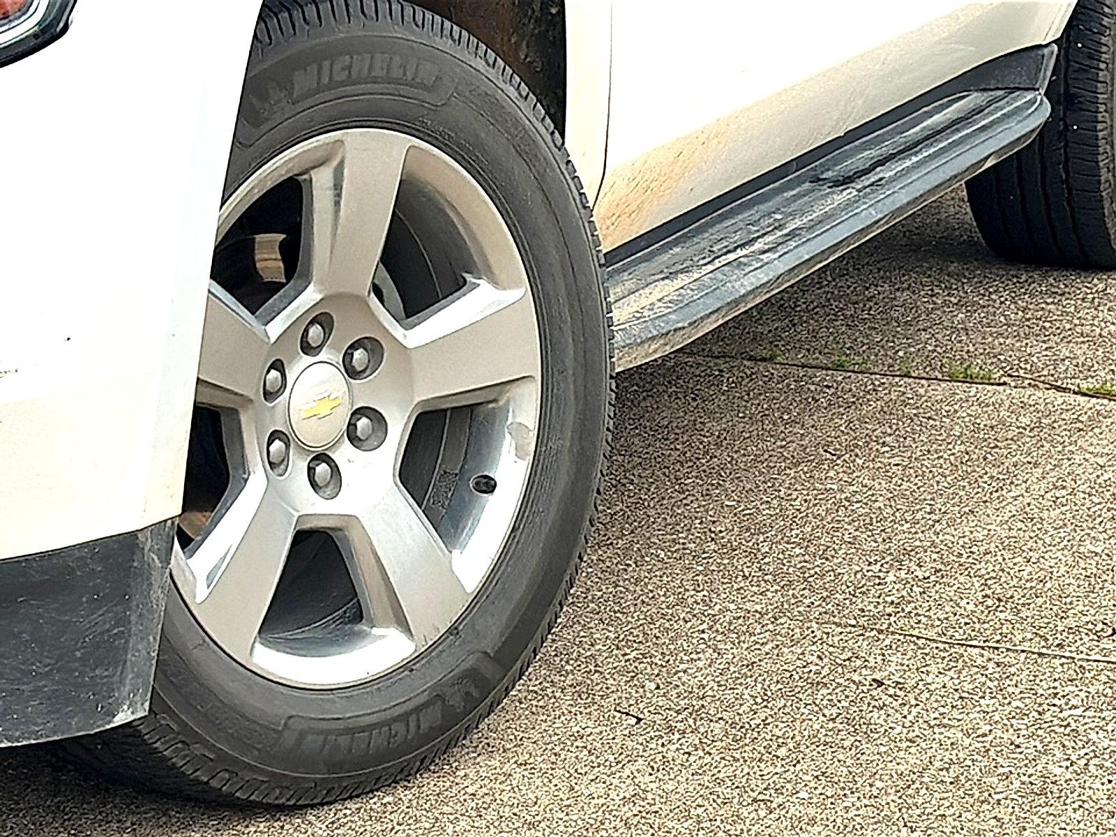Used 2019 Chevrolet Suburban LT RWD image 3