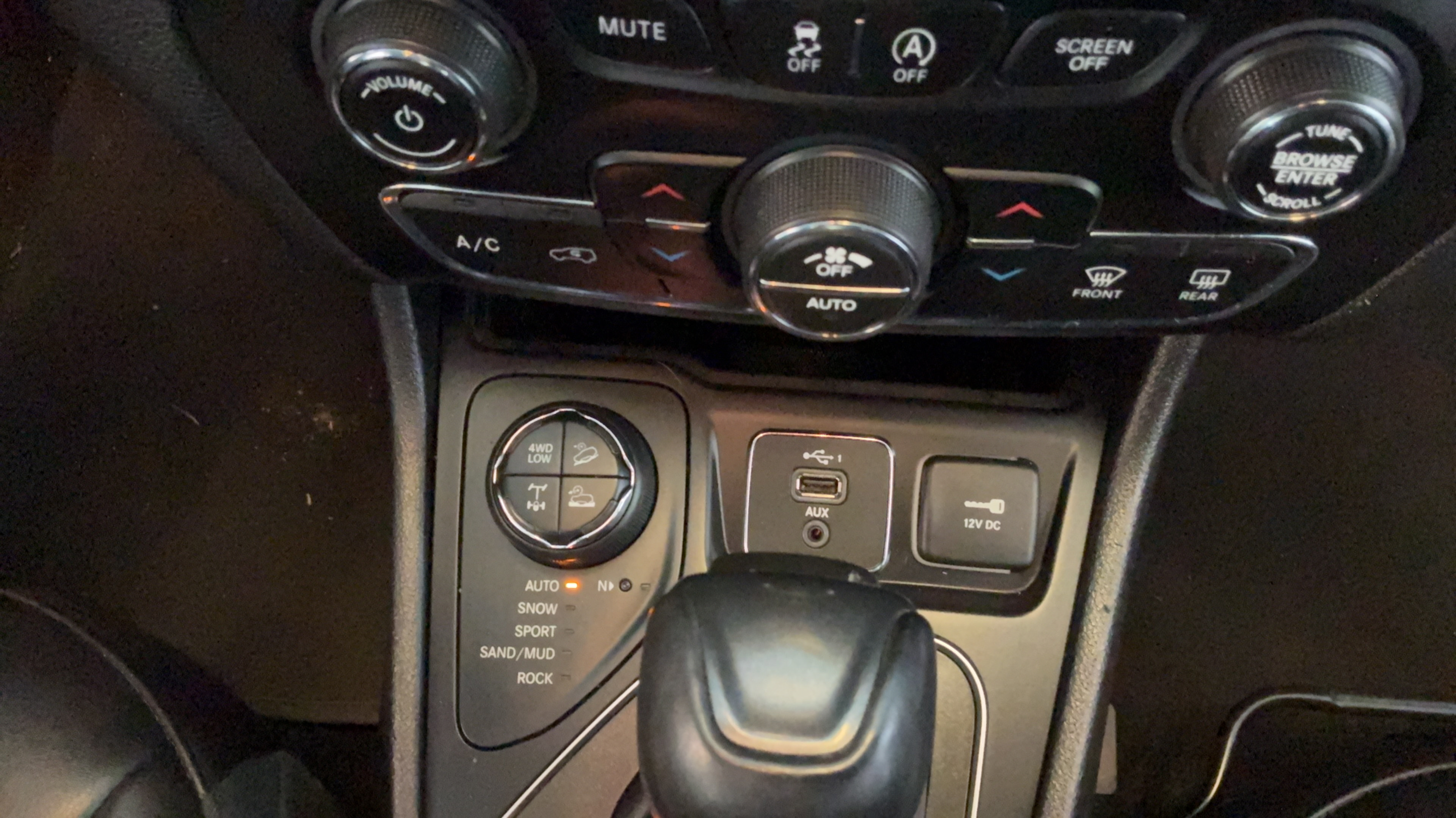 Used 2019 Jeep Cherokee Trailhawk AWD/4WD image 43