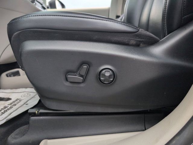 Used 2023 Chrysler Pacifica Touring-L image 14