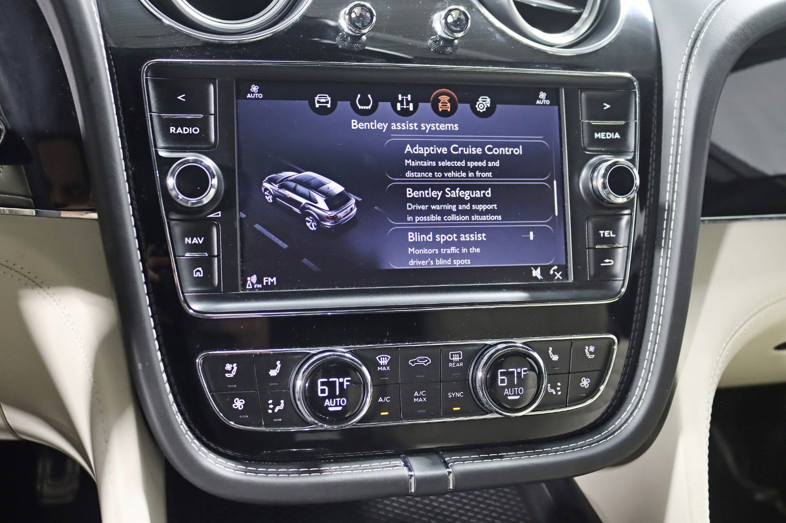 Used 2017 Bentley Bentayga image 26