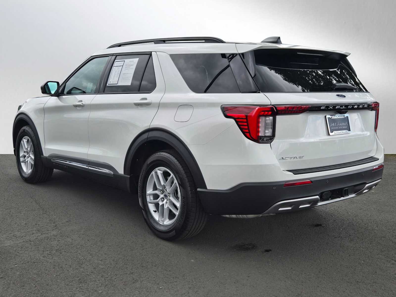 Used 2025 Ford Explorer Active w/ Active Comfort Package RWD image 5
