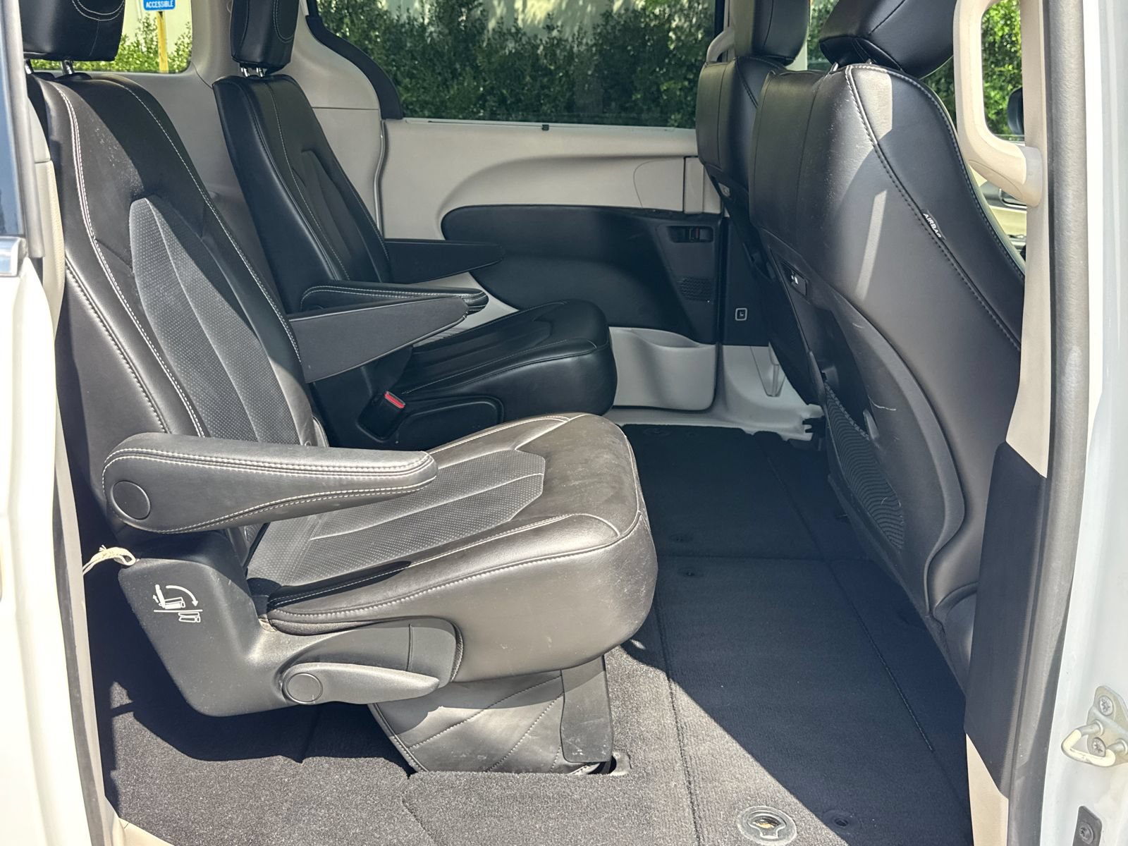 Used 2023 Chrysler Pacifica Touring-L FWD image 15