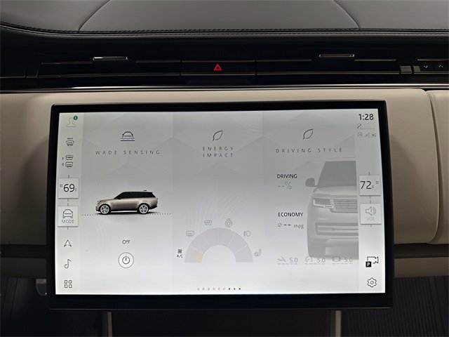 Used 2024 Land Rover Range Rover Long Wheelbase SE image 18