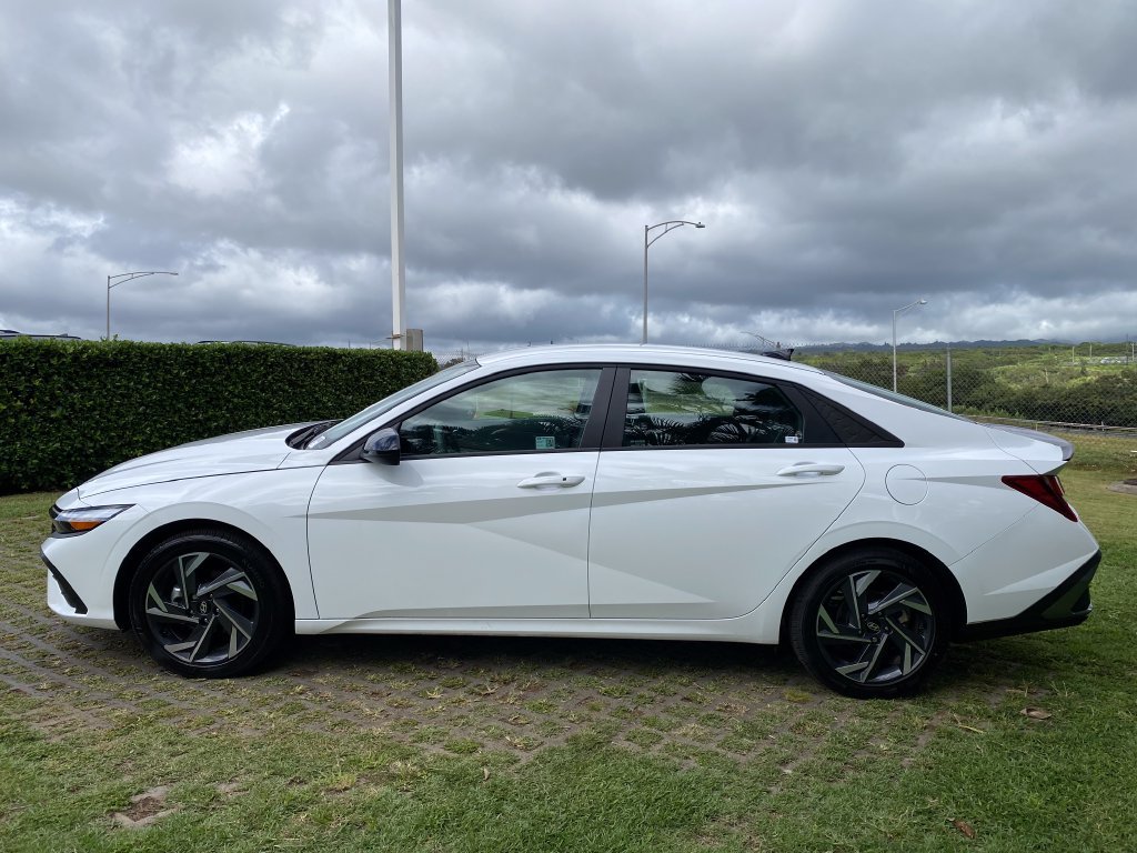 Used 2025 Hyundai Elantra Sport FWD image 4