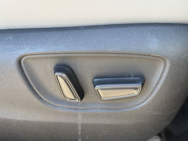 Used 2025 Toyota Sienna XLE FWD image 32
