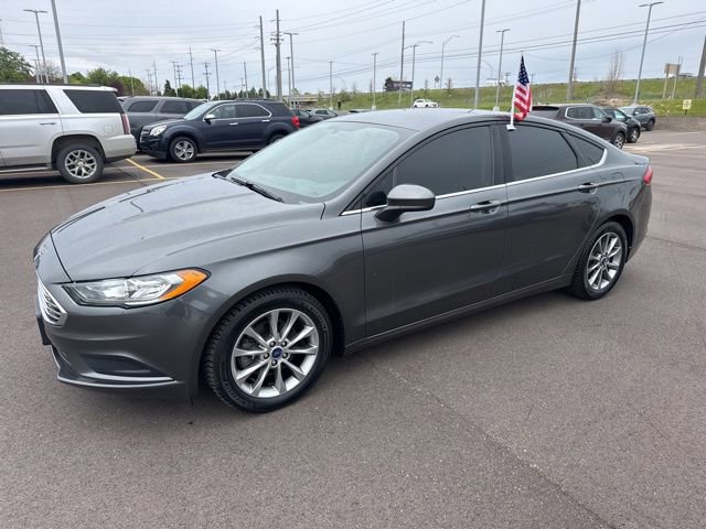 Used 2017 Ford Fusion SE w/ Fusion SE Technology Package FWD image 1