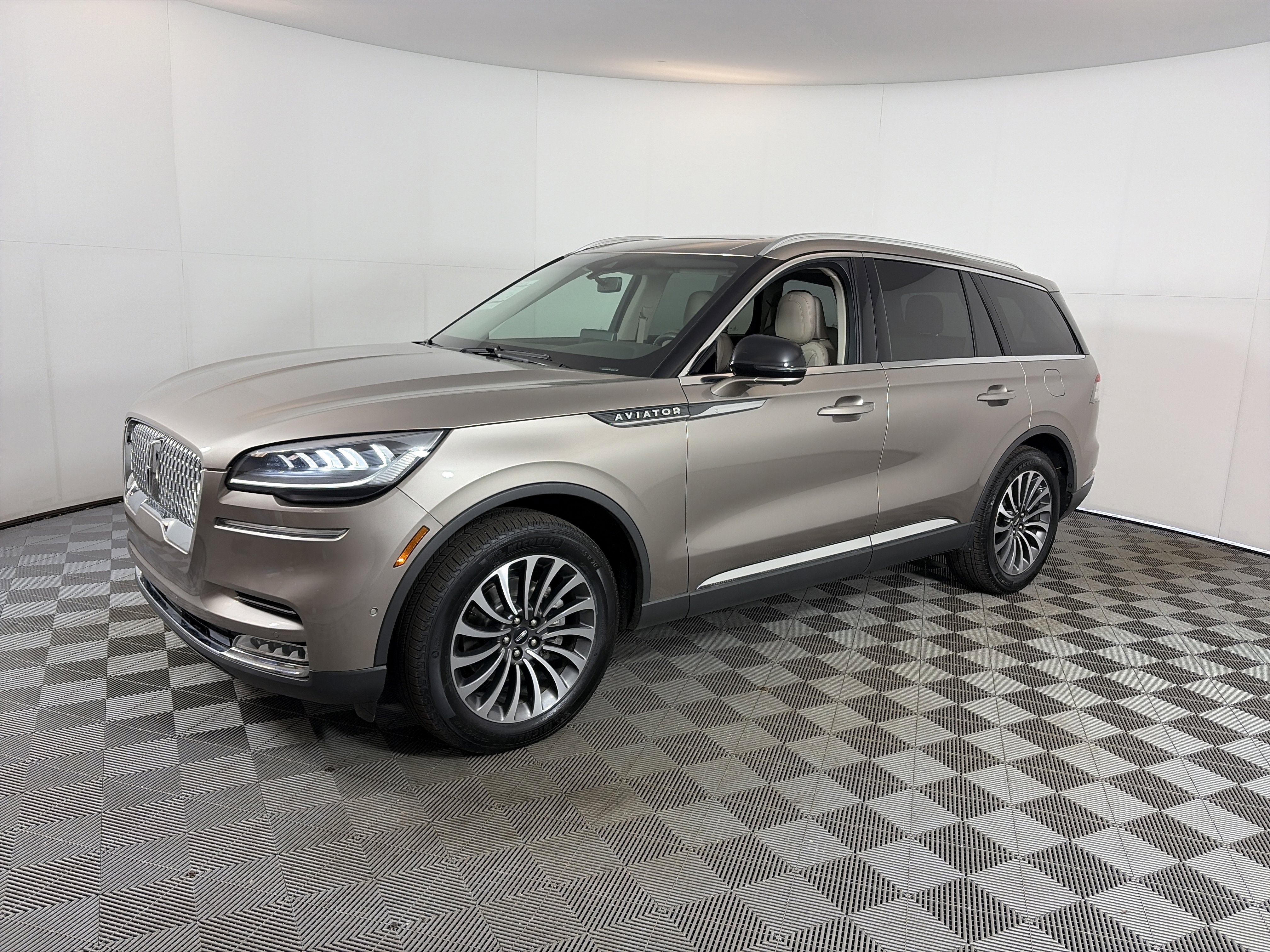 Used 2020 Lincoln Aviator Reserve w/ Equipment Group 201A image 3