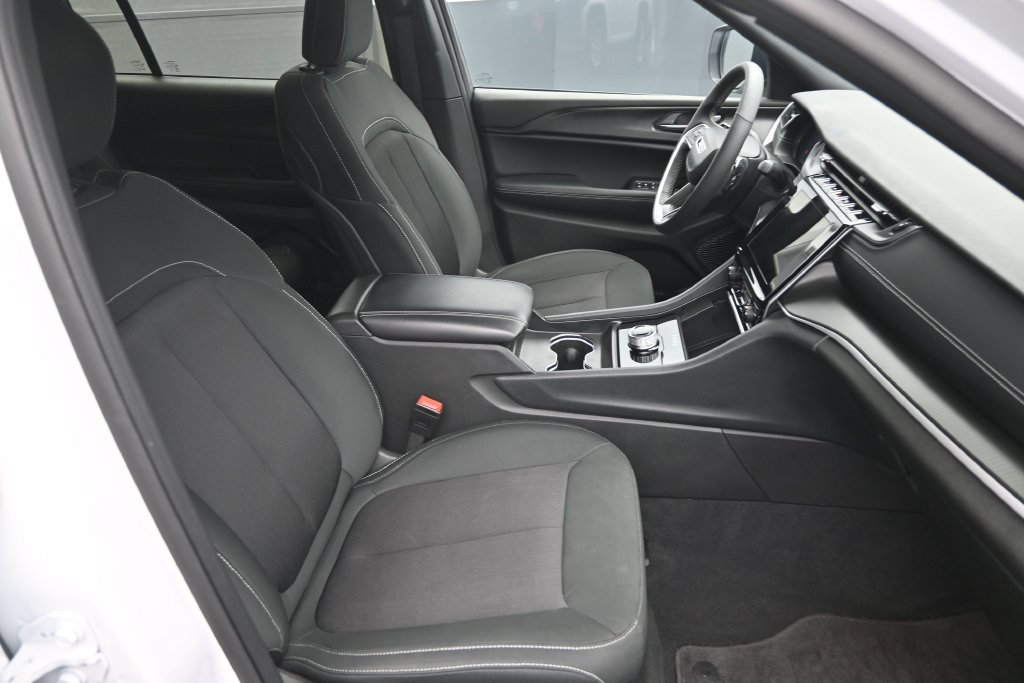 Used 2025 Jeep Grand Cherokee L Laredo w/ Luxury Tech Group I AWD/4WD image 11
