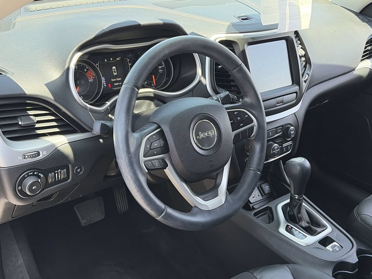 Used 2018 Jeep Cherokee Latitude Plus w/ Comfort/Convenience Group FWD image 17