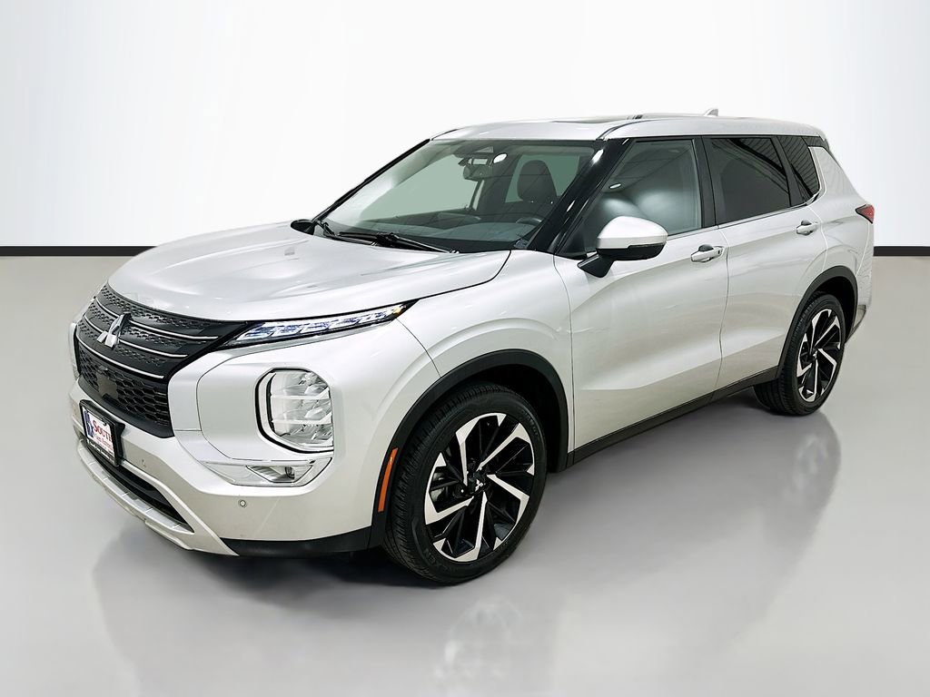 Used 2023 Mitsubishi Outlander SE image 3