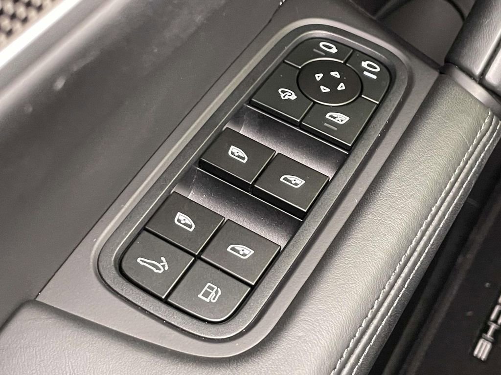 Used 2025 Porsche Cayenne Turbo AWD/4WD image 38