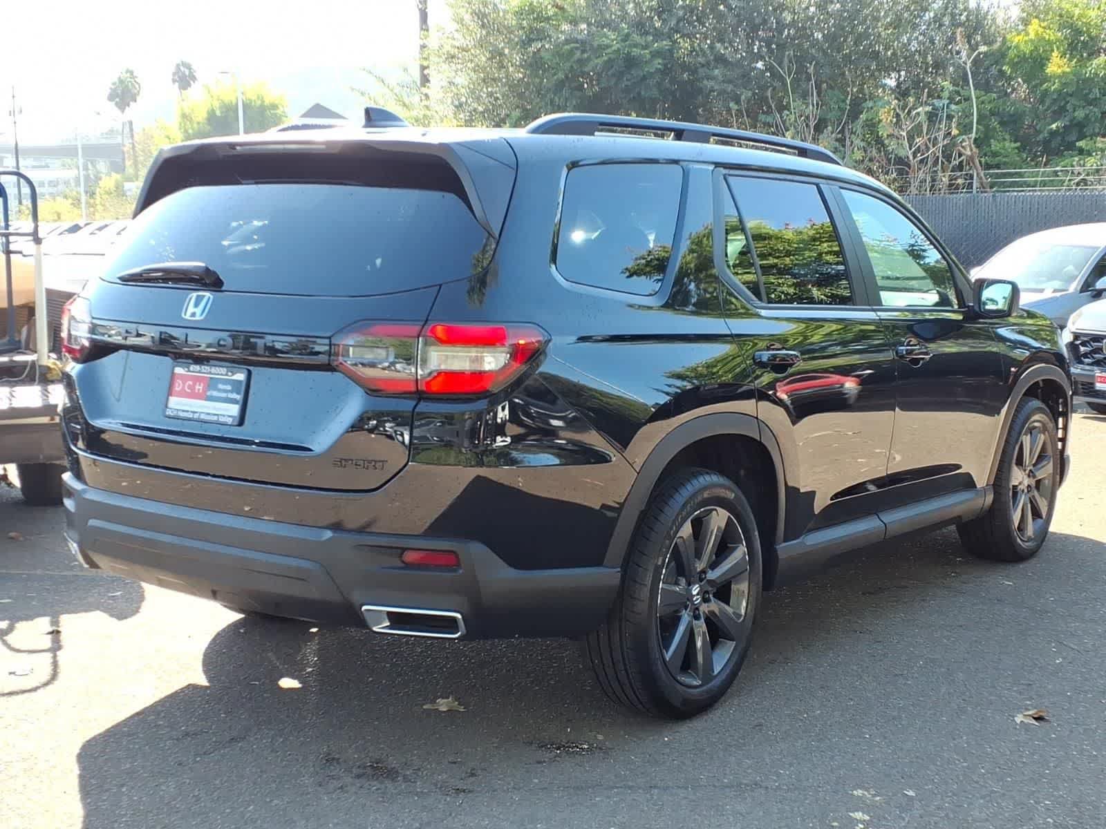 Used 2025 Honda Pilot Sport image 4