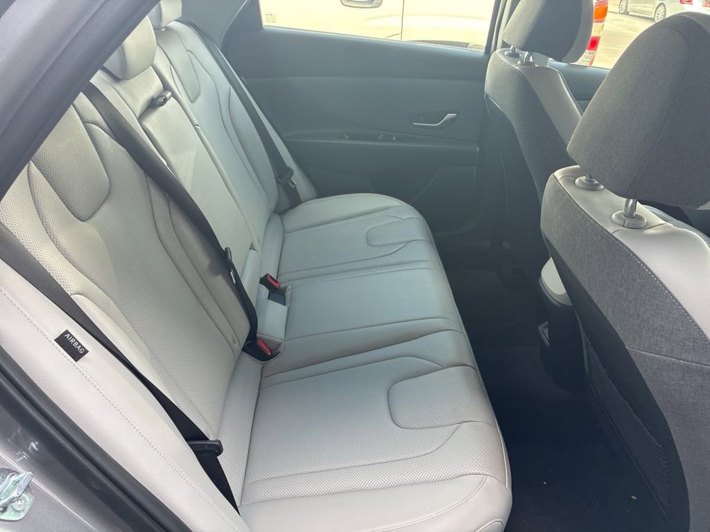 Used 2025 Hyundai Elantra Limited image 12