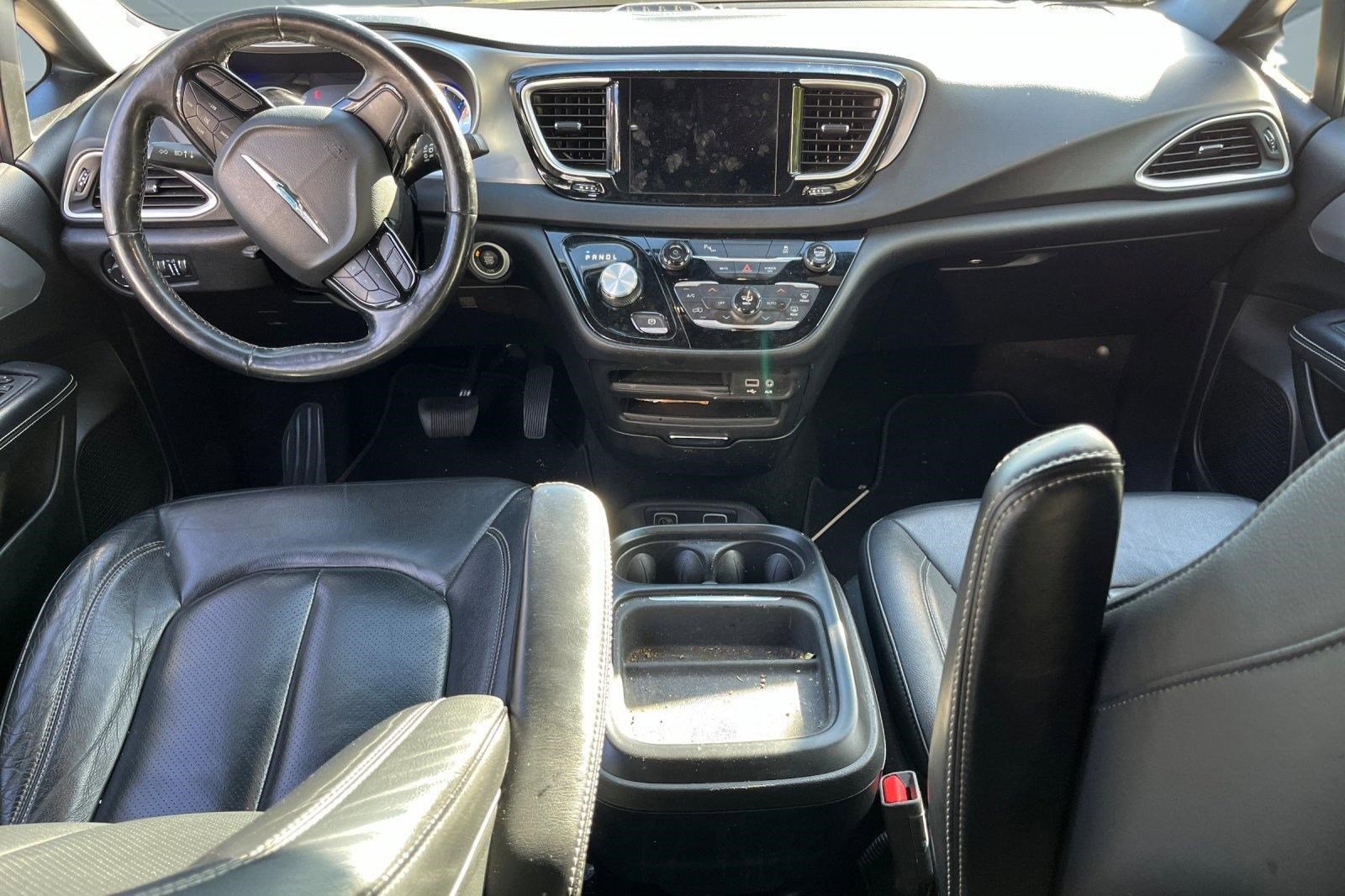 Used 2020 Chrysler Pacifica Touring-L w/ S Appearance Package image 7