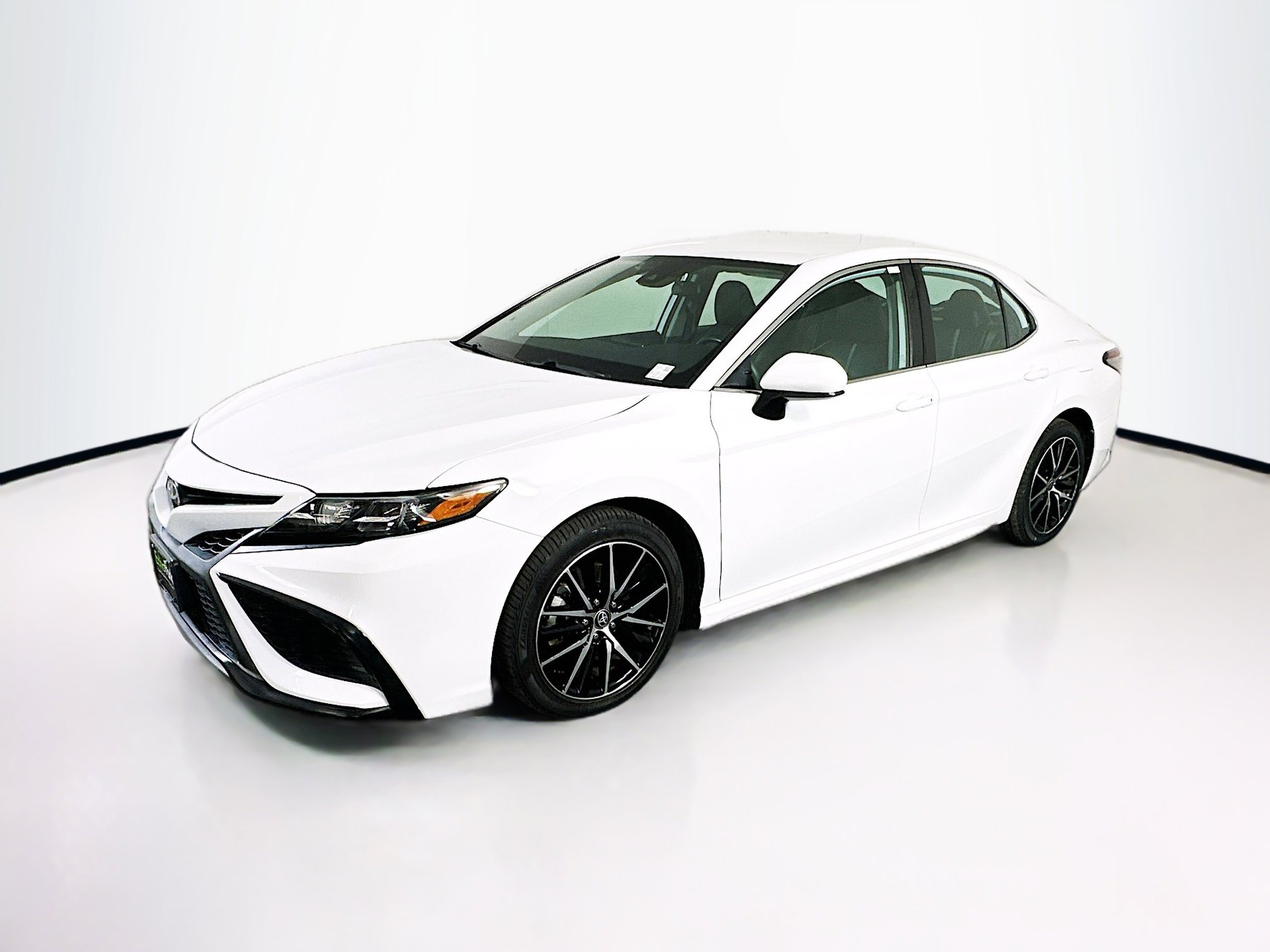 Used 2021 Toyota Camry SE w/ Carpet Mat Package (TMS) image 3