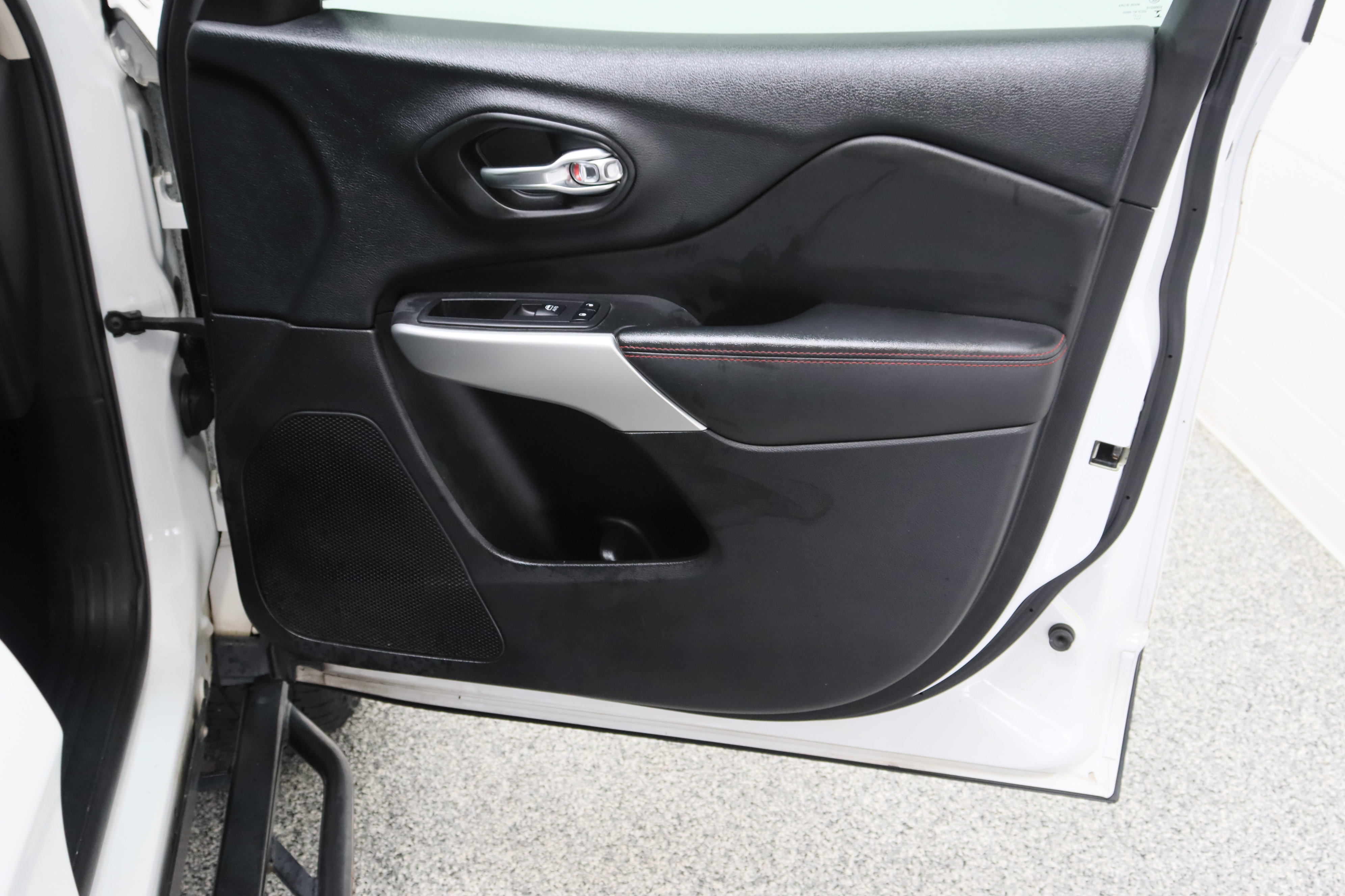 Used 2018 Jeep Cherokee Trailhawk w/ Quick Order Package 27L image 39