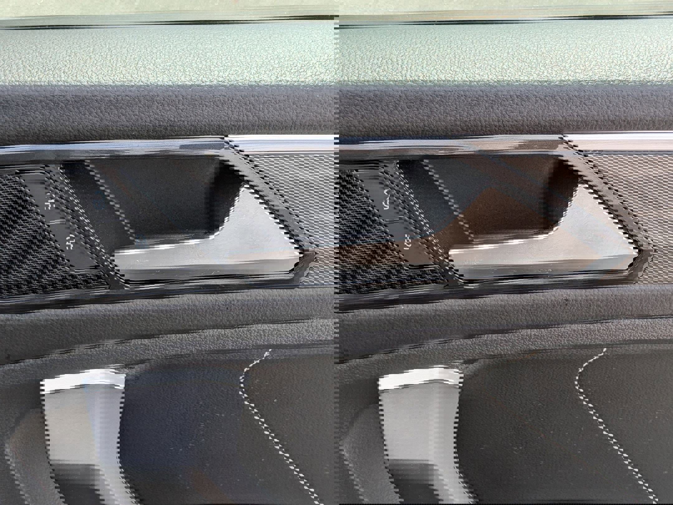 Used 2024 Volkswagen Tiguan SE R-Line image 33