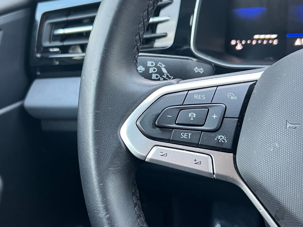 Used 2025 Volkswagen Jetta SE FWD image 19