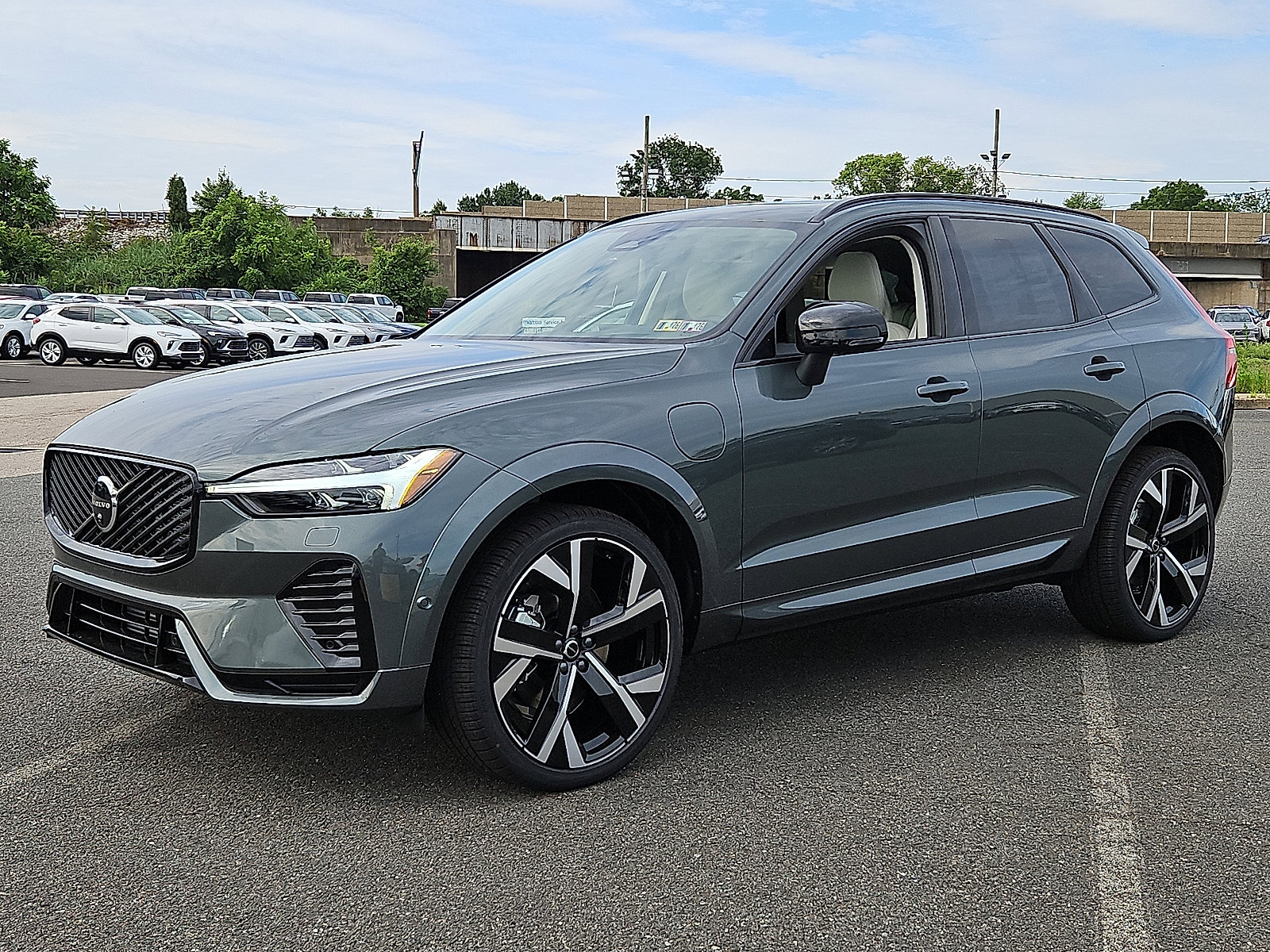 New 2026 Volvo XC60 T8 Ultra image 3