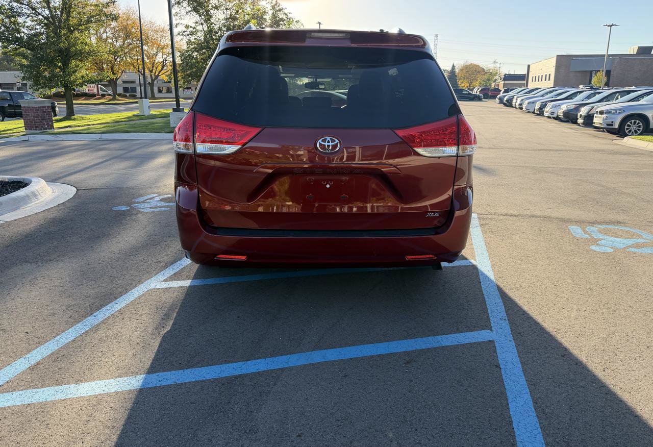 Used 2012 Toyota Sienna XLE FWD image 6