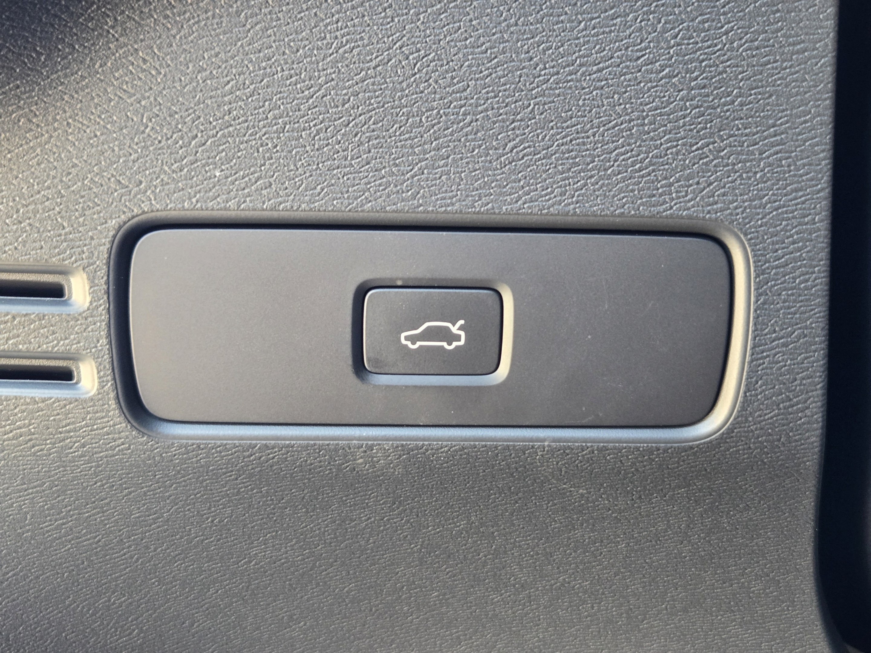 Certified 2023 Volvo C40 P8 Recharge Ultimate AWD/4WD image 18