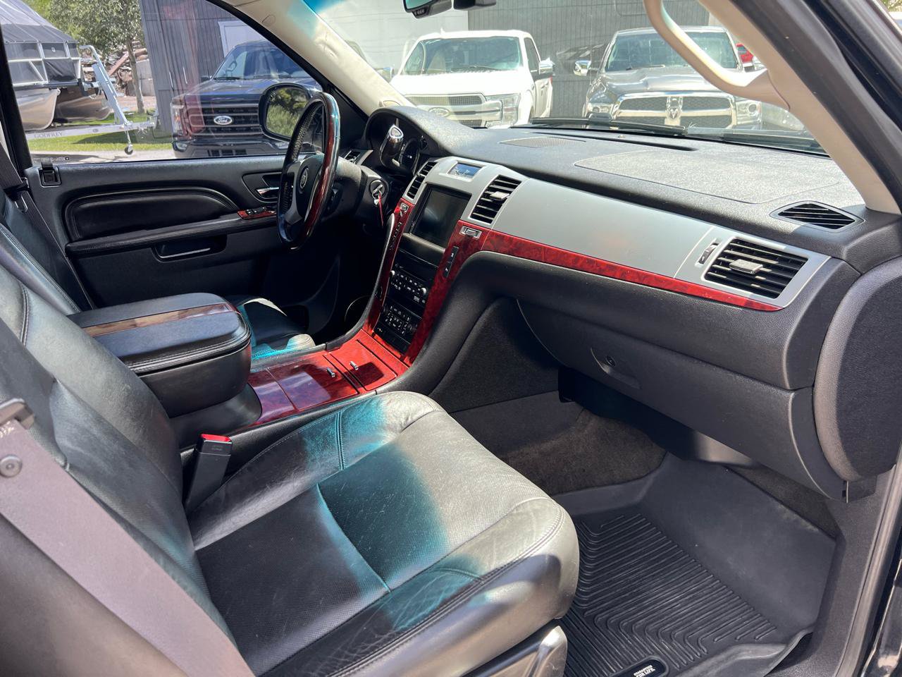 Used 2011 Cadillac Escalade Luxury AWD/4WD image 9