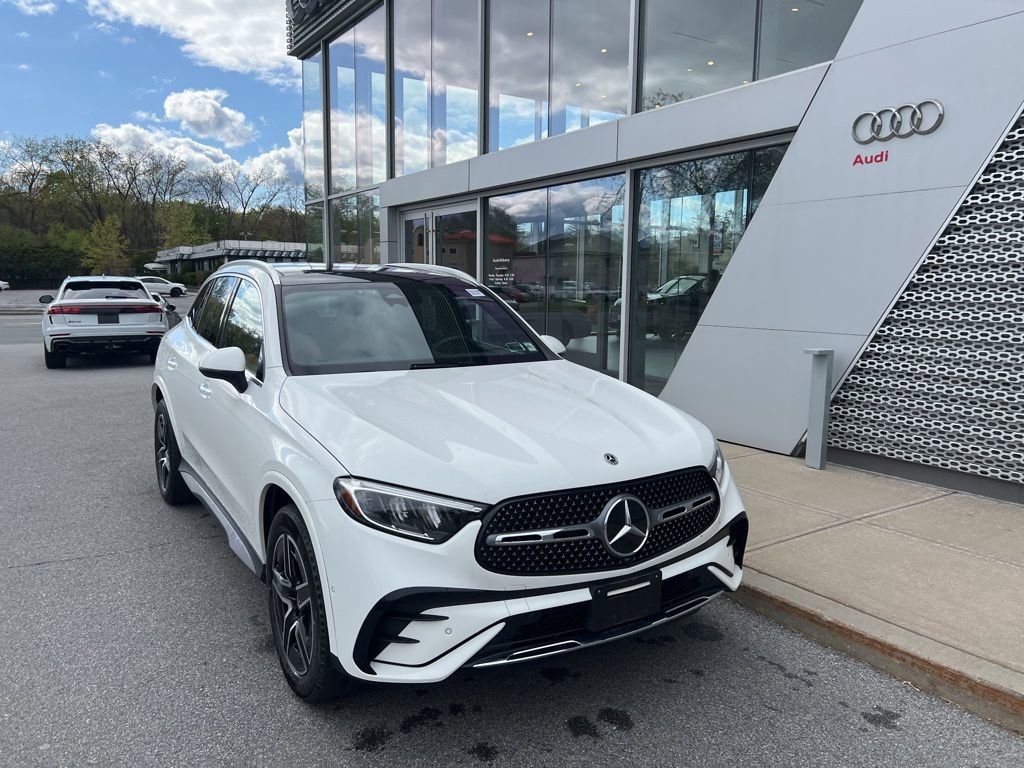 Used 2025 Mercedes-Benz GLC 300 4MATIC image 2