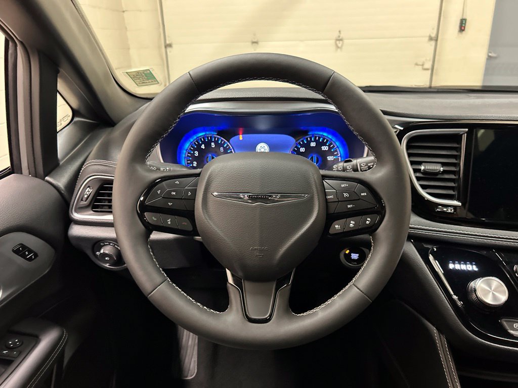 Used 2025 Chrysler Pacifica Limited FWD image 19