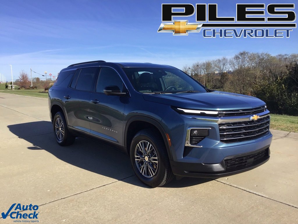 Used 2024 Chevrolet Traverse LT image 1