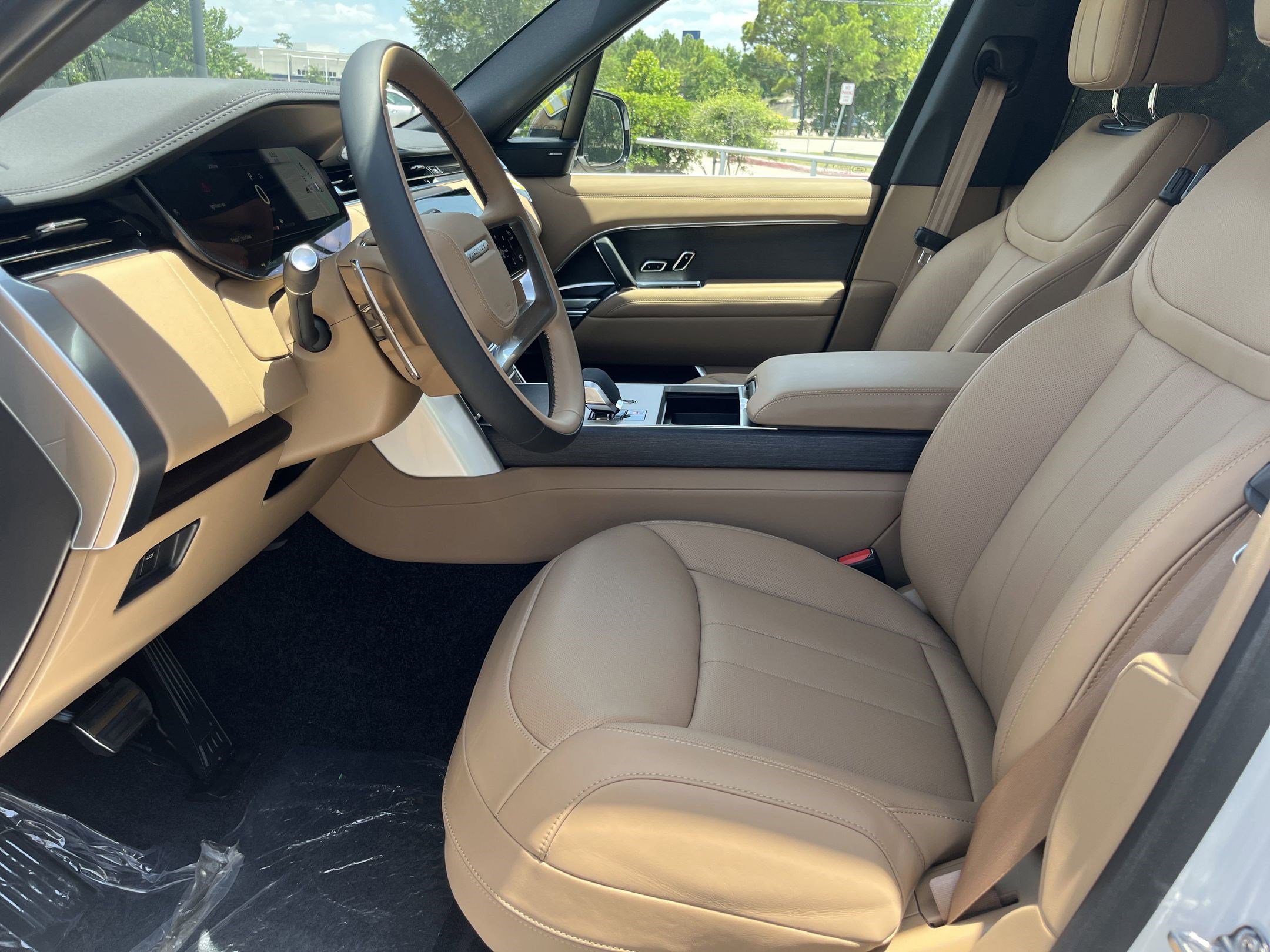 New 2025 Land Rover Range Rover Long Wheelbase SE image 4