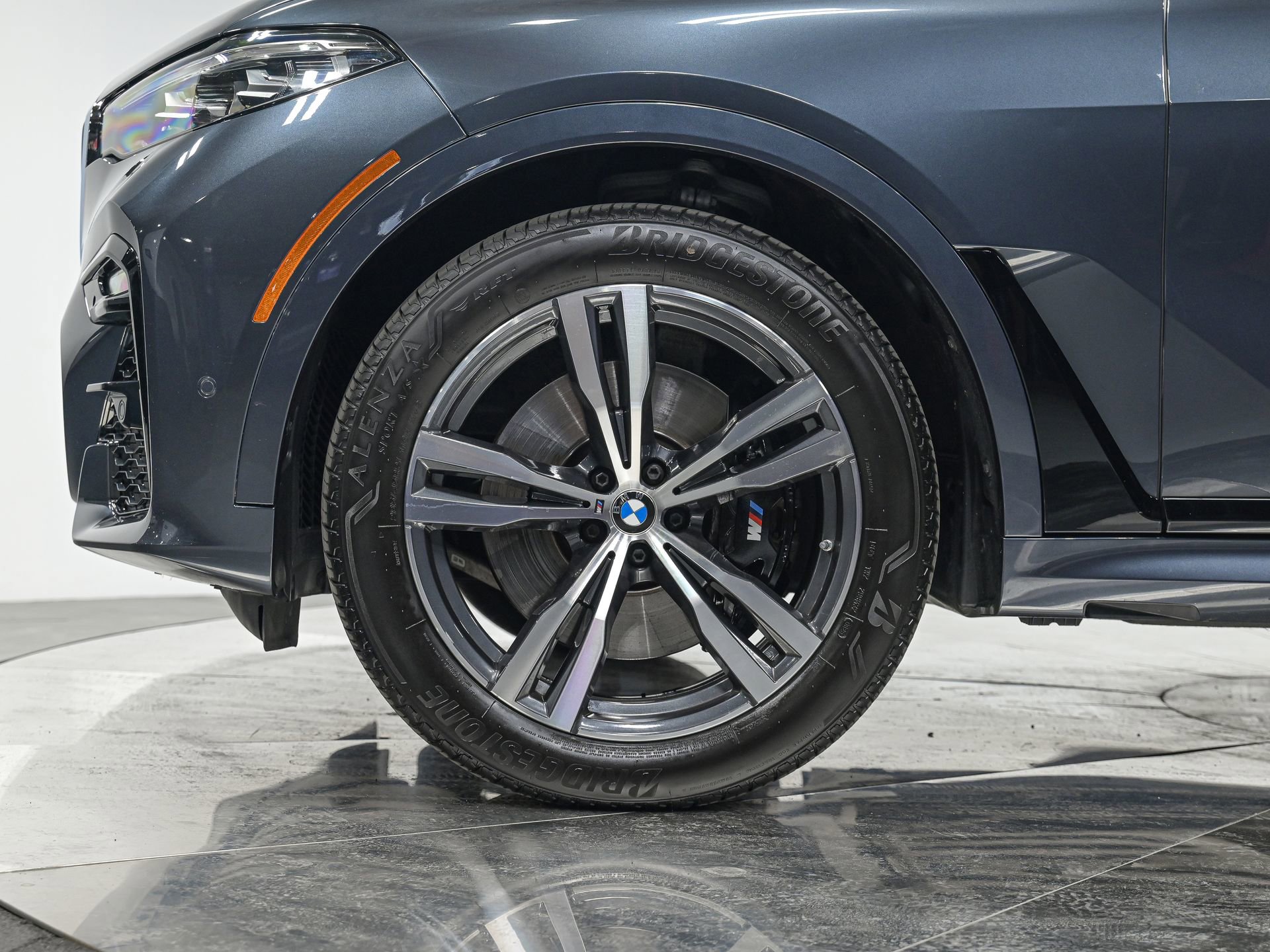 Used 2022 BMW X7 xDrive40i w/ M Sport Package image 3