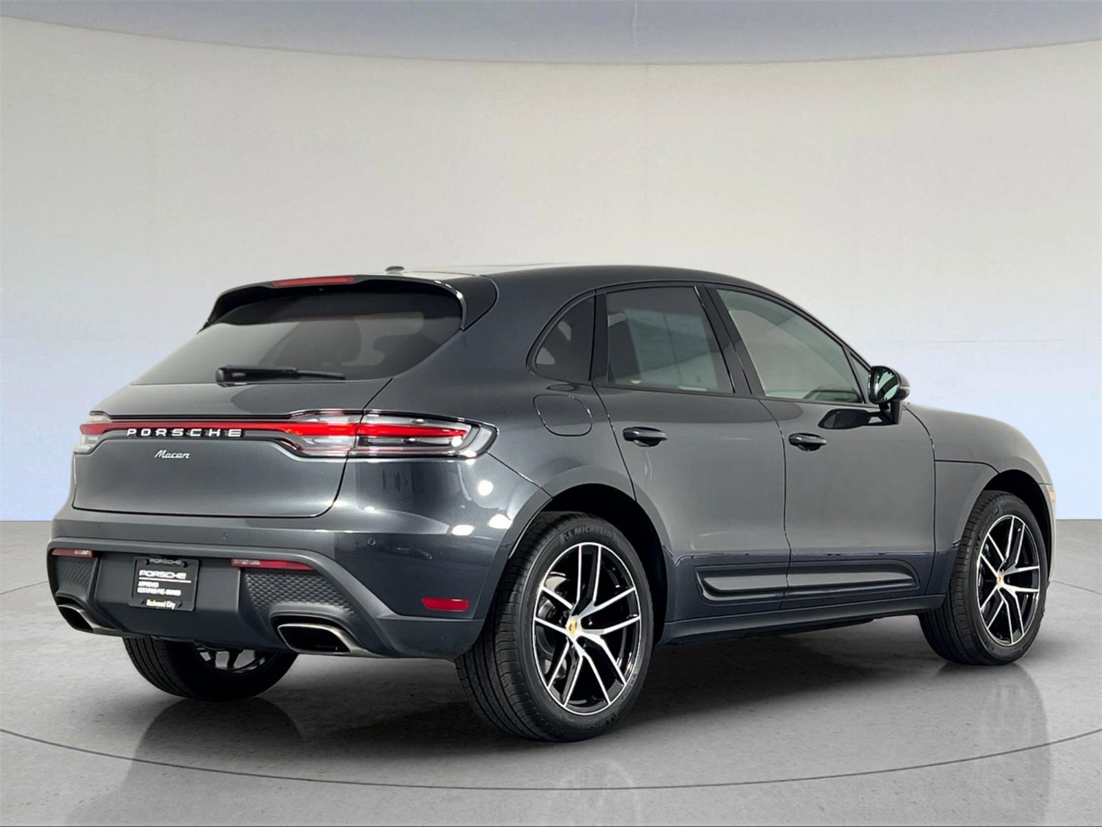 Used 2025 Porsche Macan image 8