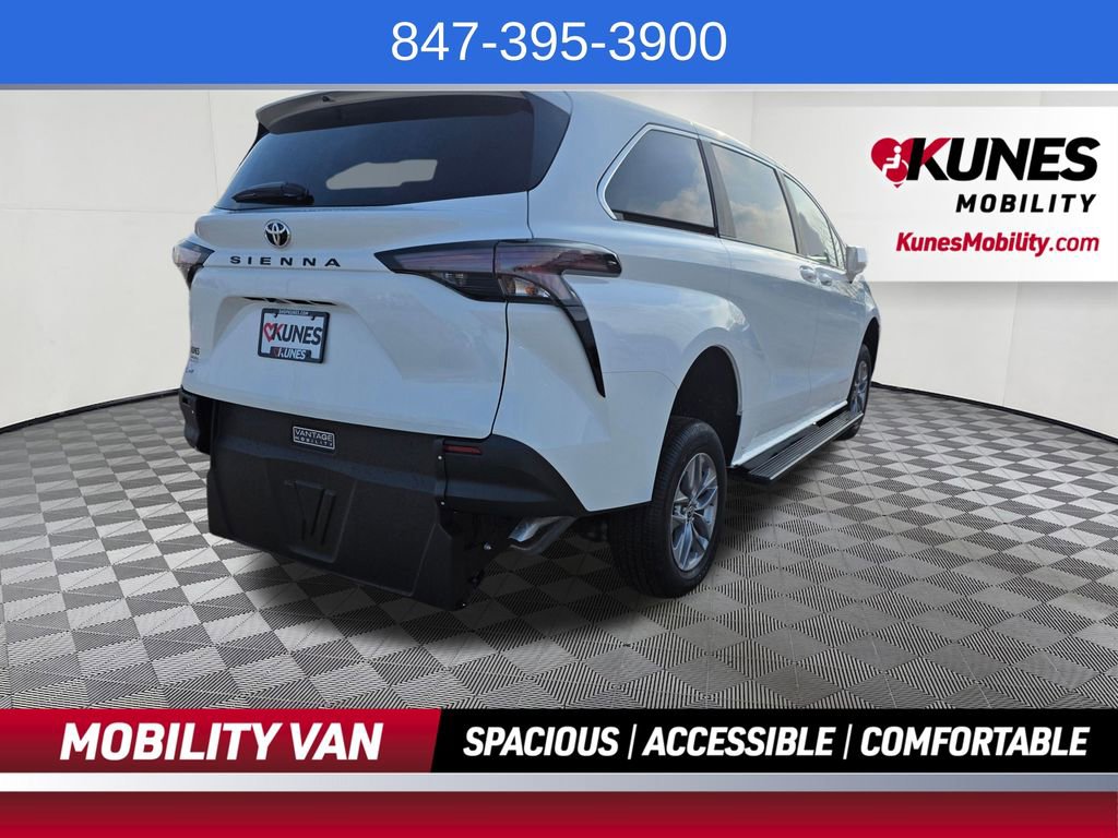 Used 2026 Toyota Sienna LE FWD image 7
