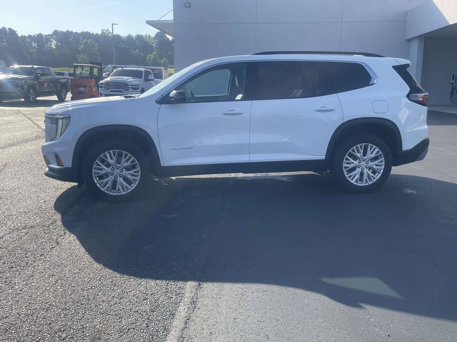 Certified 2026 GMC Acadia Elevation w/ Elevation Premium Package FWD image 9
