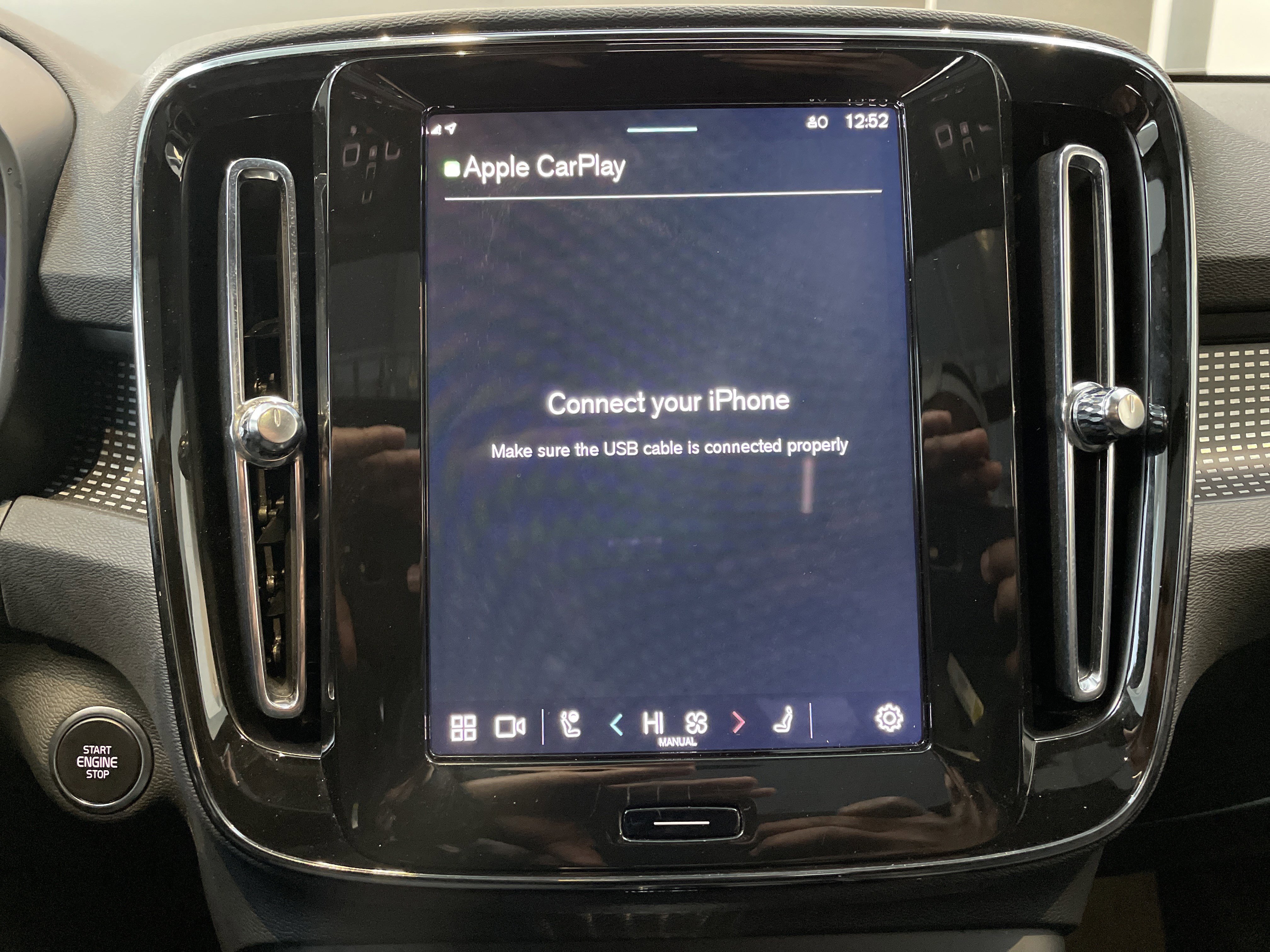 Used 2025 Volvo XC40 B5 Plus image 25