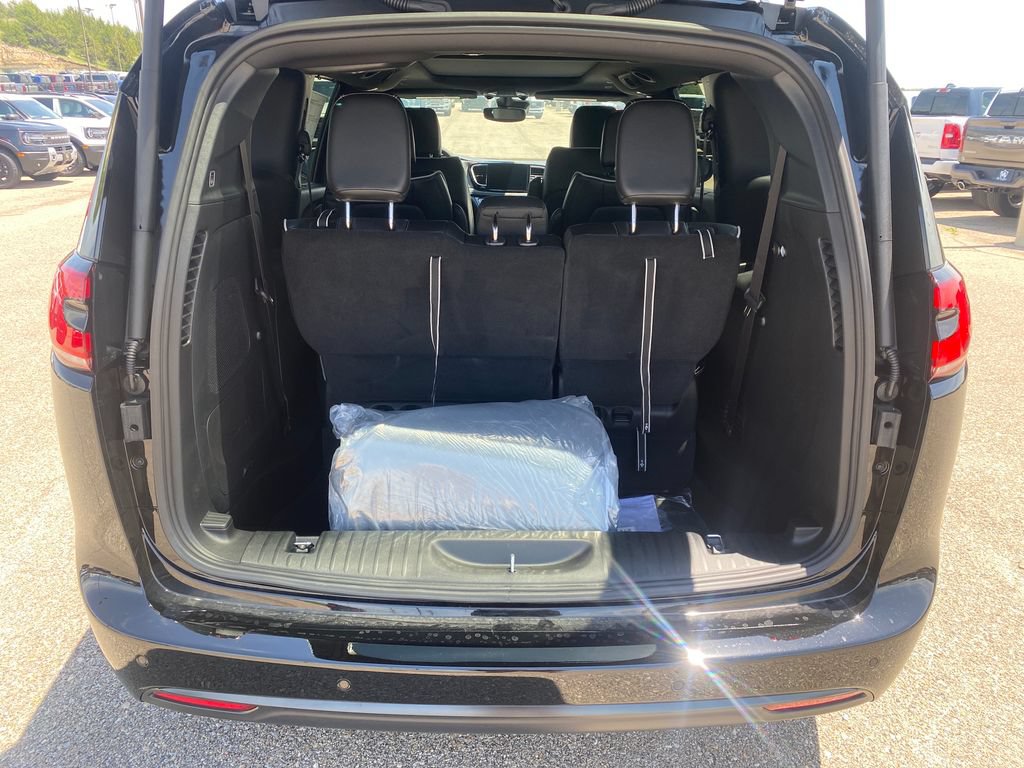 New 2027 Chrysler Pacifica Limited w/ S Appearance Package FWD image 28