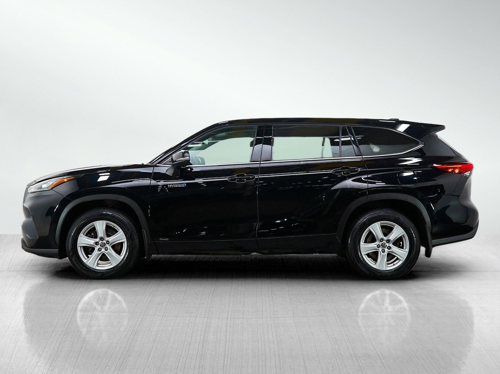 Used 2020 Toyota Highlander LE AWD/4WD image 2