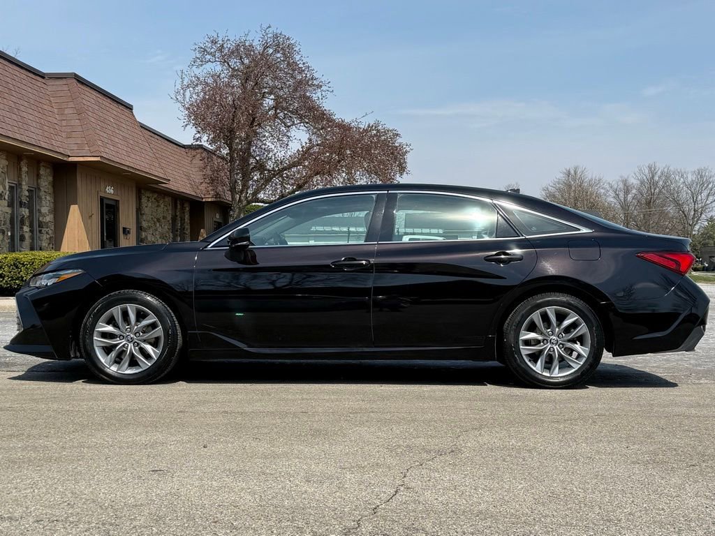Used 2022 Toyota Avalon XLE FWD image 2