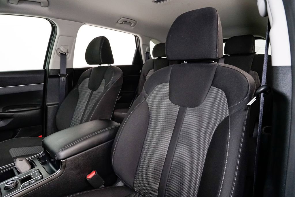 Certified 2025 Kia Sorento LX image 8