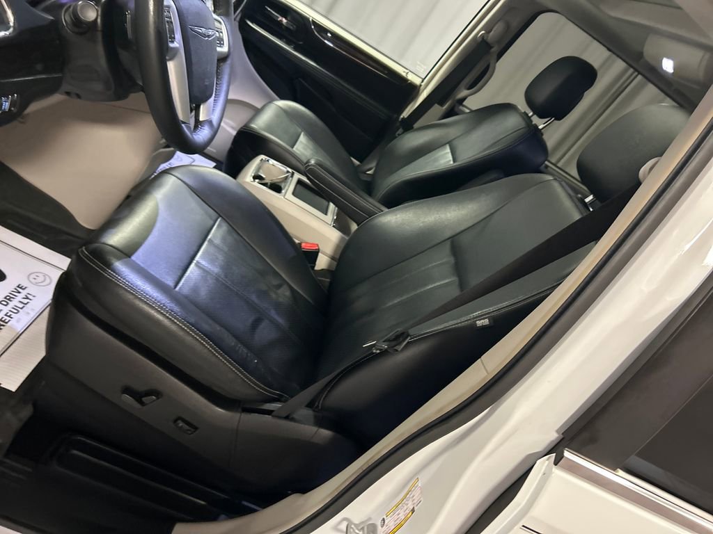 Used 2016 Chrysler Town & Country Touring-L FWD image 12