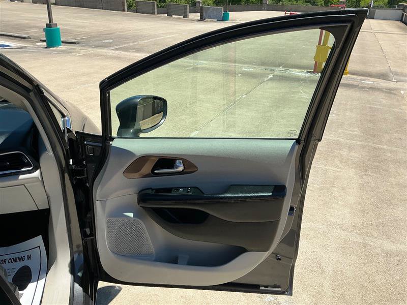 Used 2018 Chrysler Pacifica Touring-L FWD image 35