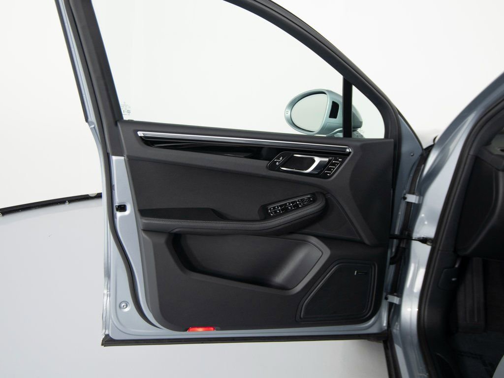 Certified 2025 Porsche Macan image 17