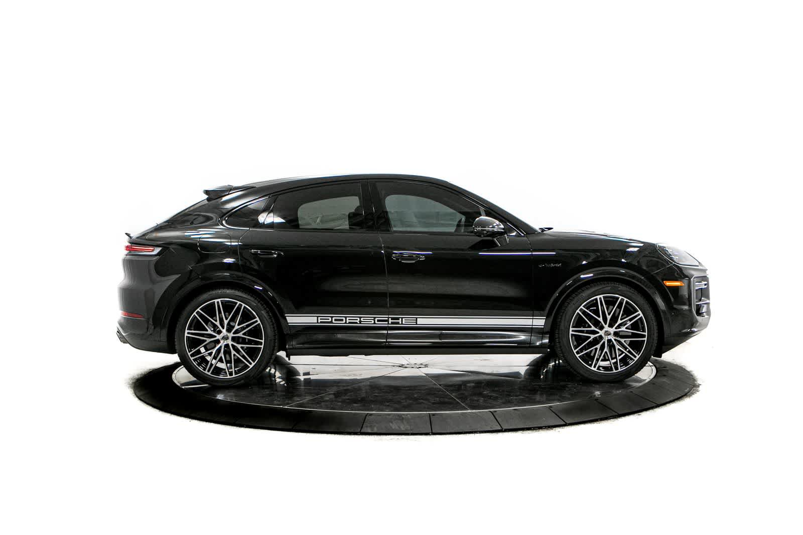 Certified 2025 Porsche Cayenne Turbo AWD/4WD image 8
