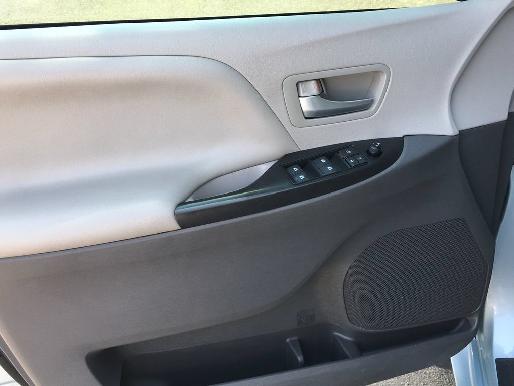 Used 2017 Toyota Sienna LE FWD image 19